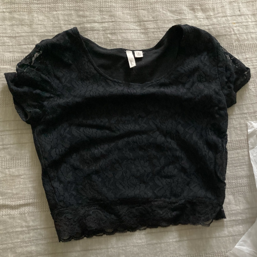 Frenchi lace crop top in black.  Short sleeves.  Excellent condition.​